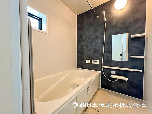 【現地写真】【浴室】窓のあるバスルームは明るく気持ちの良い空間です！！　換気環境も良好。掃除もスムーズに出来ます