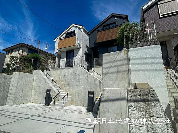 【現地写真】【外観】カースペースは2台分可（車種による）子育て世代や車2台を条件にお探しの方にはオススメです！