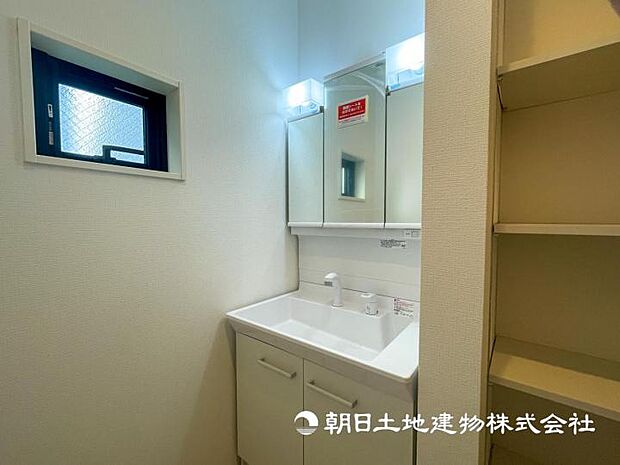 【現地写真】【洗面・脱衣所】小物もしっかりしまえる収納付き。毎日、便利にご使用いただける 洗面です。