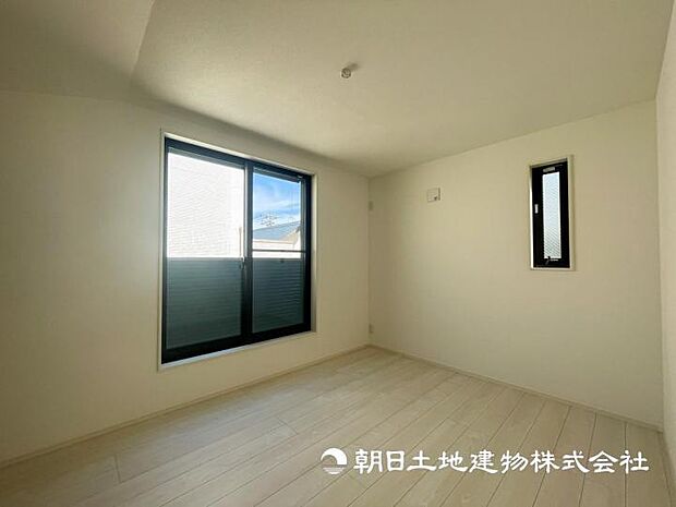 【現地写真】【洋室】白を基調にしたフローリングは心地よく飽きのない色合いで、カーテン、家具などのインテリアを合わせやすいのもうれしい。