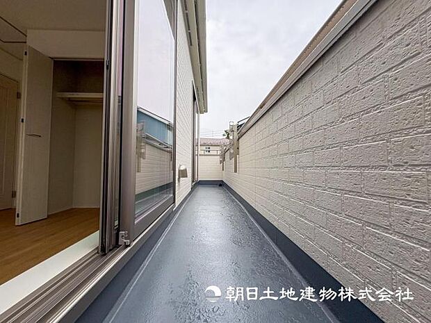 【現地写真】【バルコニー】バルコニーからたっぷりの光をうけたお布団やシーツから太陽のにおいが感じられます。１日のおわりに嬉しいですね