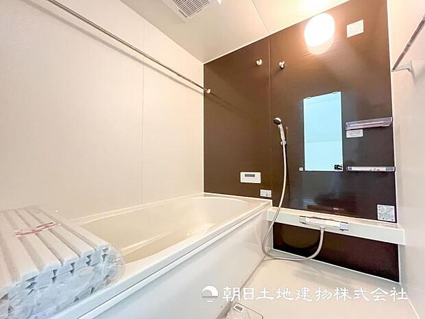 【現地写真】【浴室】ゆったりとくつろげる1坪タイプ足までしっかりと伸ばせる浴槽は、心身ともにしっかりと疲れを癒してくれます