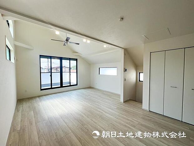 【現地写真】【リビング】２階リビングなので外からの視線をシャットアウトでプライバシーを守り、採光、通風良好です