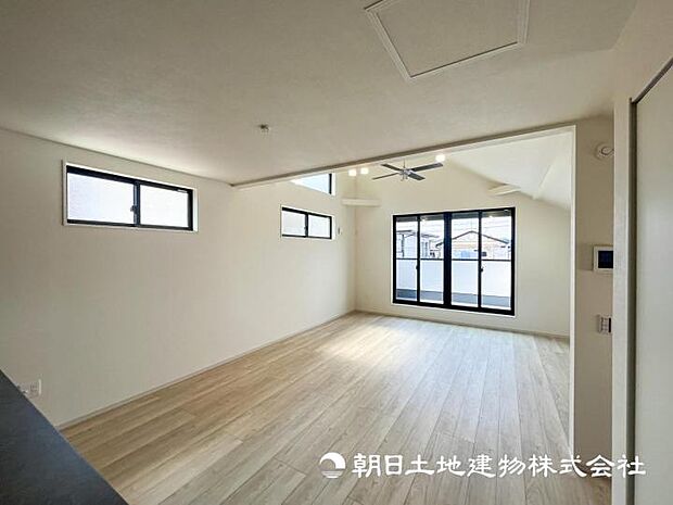 【現地写真】【リビング】大切なご家族が集まるからＬＤＫはこだわりたいです！オシャレなリビングでゆったりと