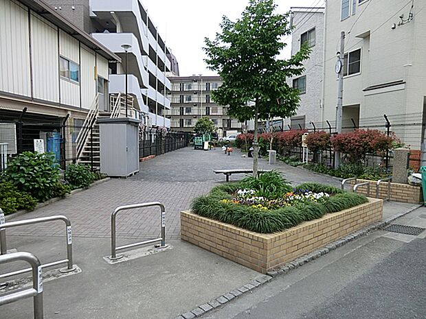 本牧町二丁目公園(約200m)