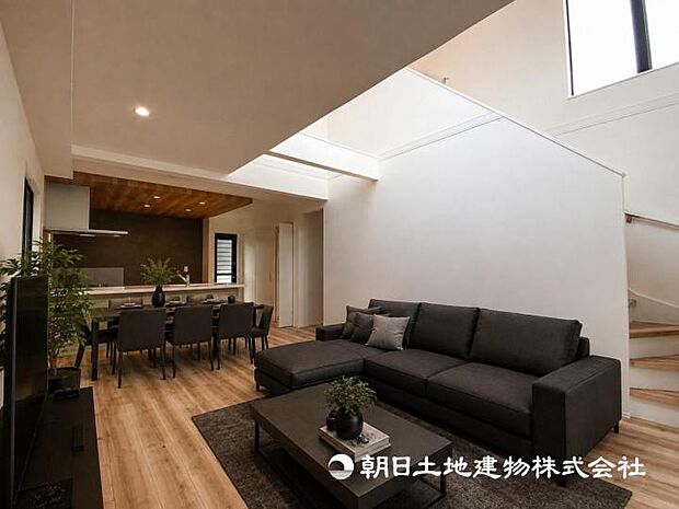 【現地写真】【リビング】家族だんらんの時間が増えそうなこだわりの空間!!大型の家具を配置しても余裕があります※家具等はイメージです