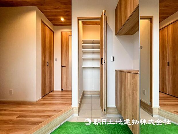 【現地写真】【玄関】明るく広い玄関には収納力に優れたシューズボックス。 靴をスッキリと整頓することができます