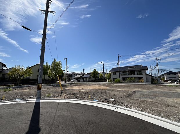 B-5号地(東側から撮影)
周辺には学校や公園、お買い物施設などが揃う子育て世帯にも嬉しい立地です！