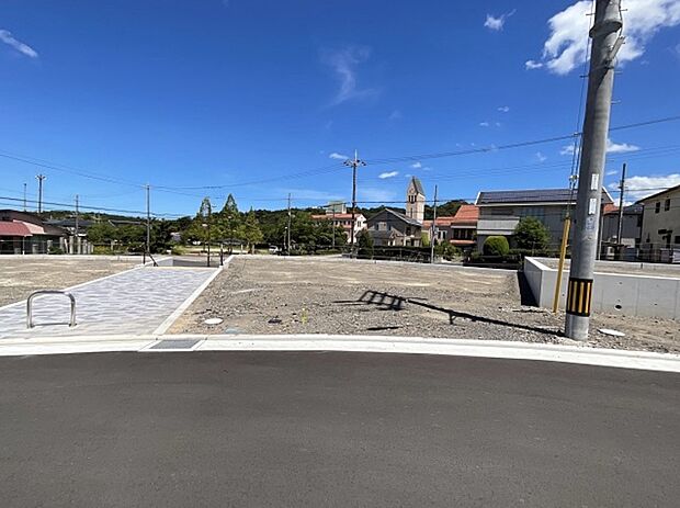 【B-1号地(西側から撮影)】周辺には学校や公園、お買い物施設などが揃う子育て世帯にも嬉しい立地です！