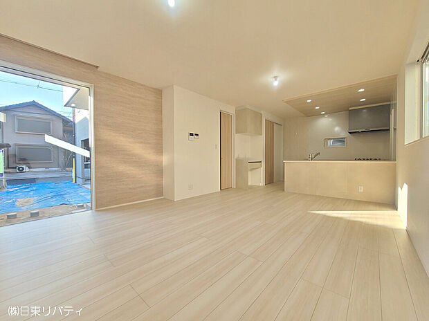 明るい光が広がる開放的なLDK。折り下げ天井がおしゃれな対面キッチンを採用し、家族の様子を感じながら過ごせる心地よい空間です。画像はNo.2