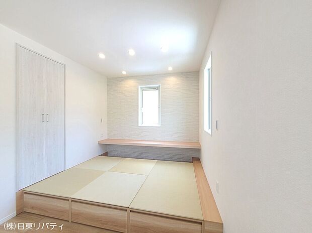 【畳スペース】やっぱり落ち着く畳スペース。リビングに隣接しお子様の勉強スペースや来客スペースにも最適ですね。下部は収納スペースになっています。