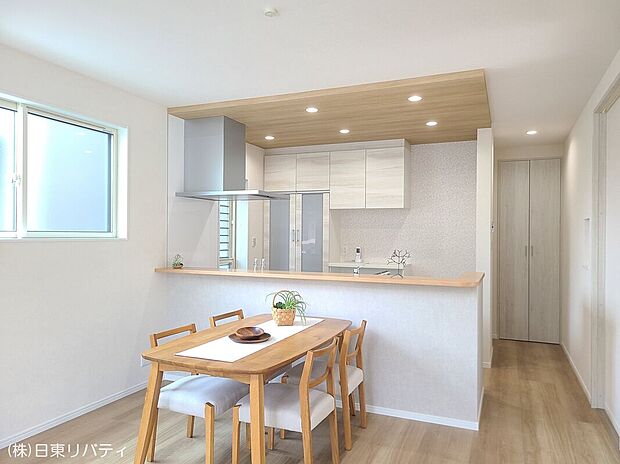 【ダイニング 】忙しい朝でも、しっかり家族が揃って食事をして頂けるゆとりある大きさのダイニングスペース。奥様が作る手料理をカウンター越しに受けとって頂けます。