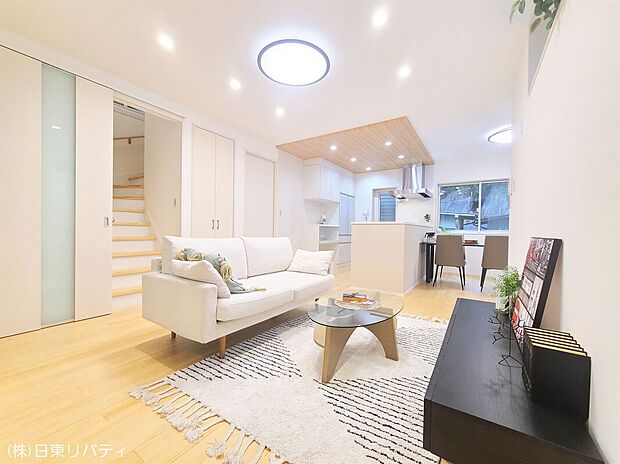 【リビング】フローリングには無垢材を使用、無垢材は吸放湿性に優れており、調湿作用によって、夏はサラッと、冬は温かく、空間を快適にしてくれます。