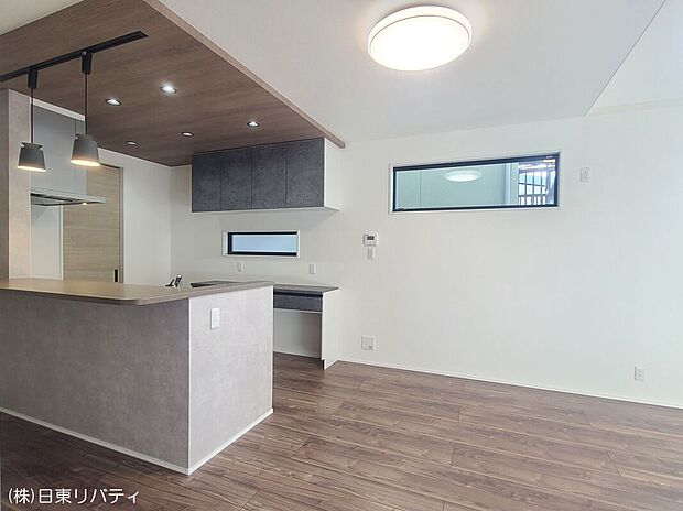 【ダイニング】忙しい朝でも、しっかり家族が揃って食事をして頂けるゆとりある大きさのダイニングスペース。キッチンに横づけスタイルは配膳、下膳時はとても便利ですね♪