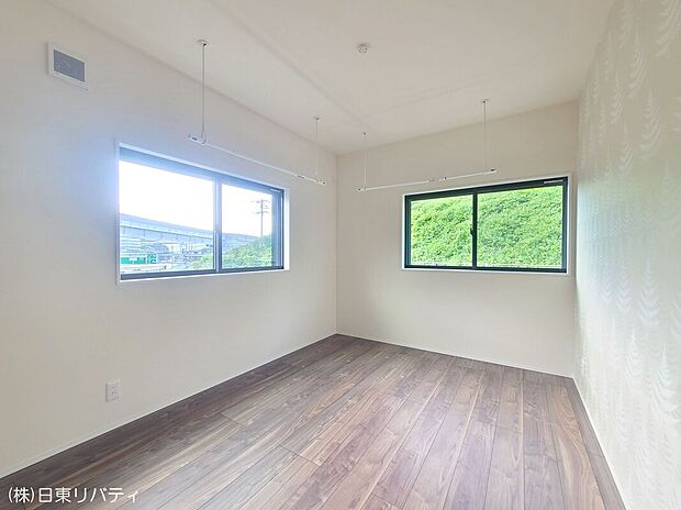 【居室(サンルーム)】2Fの中蓮窓にはシャッター雨戸も完備、室内物干しは雨の日のお洗濯や、日中お仕事などで外出していても安心して干せますね。