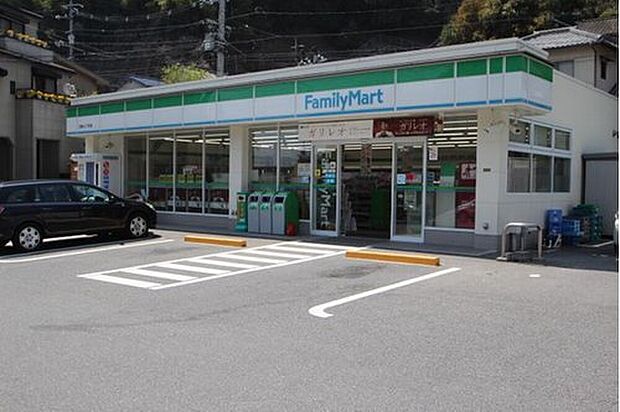 ファミリーマート己斐上二丁目店（約525m）