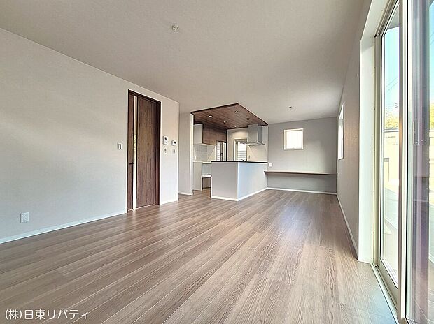 【リビング】ここから始まる「日常」はご家族にとって大切で貴重な時間となります。だからこそ少しでも豊かに、少しでも快適に。そんな想いから生まれた邸宅です。