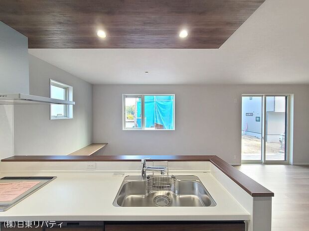 【キッチン】リビングで遊ぶお子様を見守りながらお料理が出来る対面式カウンターキッチンは、大切なご家族をいつも身近に感じられ、毎日のお料理も楽しくなりますね。