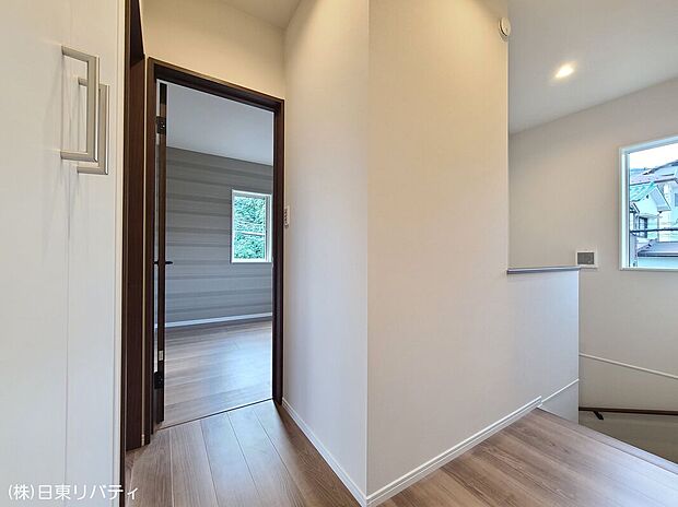 【階段ホール】階段ホールにもしっかり陽の光が差し込みます。木目調で温かみを感じるフローリング、ホワイト系のクロスで落ち着きの住空間を確保!!光と共に始まる家族の時間