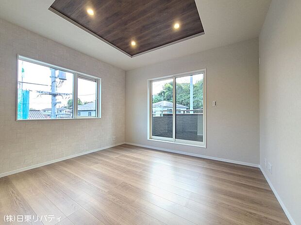 【主寝室】主寝室は折り上げ天井にダウンライト、バルコニーに面し暖かい陽射しが差し込みます。　大きな窓から降り注ぐ豊かな陽光は、この場所を華やかに演出してくれます。