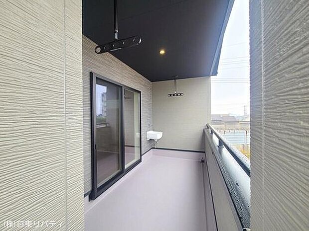 【バルコニー】明るいバルコニーにはスロップシンクを完備!!汚れやすい手すりや排水部分のお手入れにも便利です。