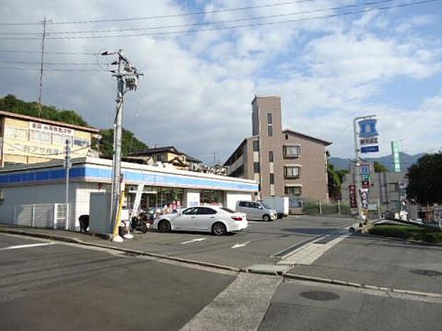 コンビニ(約651m)