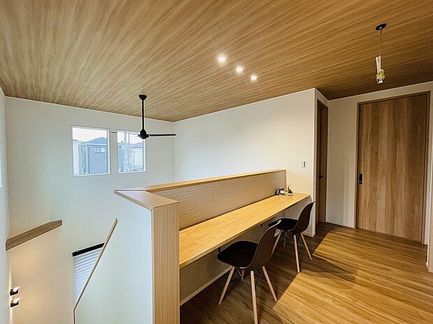 【カウンタースペース】吹抜け越しに家族の気配を感じられるカウンタースペース。外の景色を眺めながら、心地よく読書や勉強ができます。