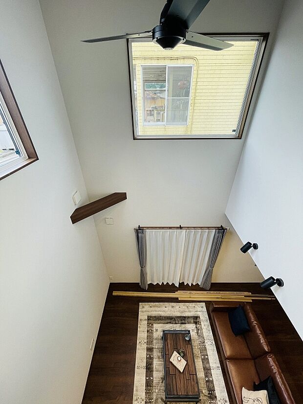 【2Fホール】2Fホールよりリビングが見渡せ家族の気配が感じやくなっています。