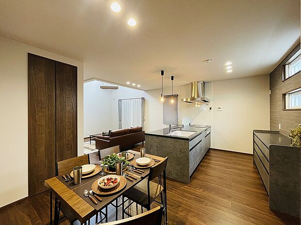 【ダイニング】モルタル調×ウォルナットの大人カッコいいインテリアに仕上げました。