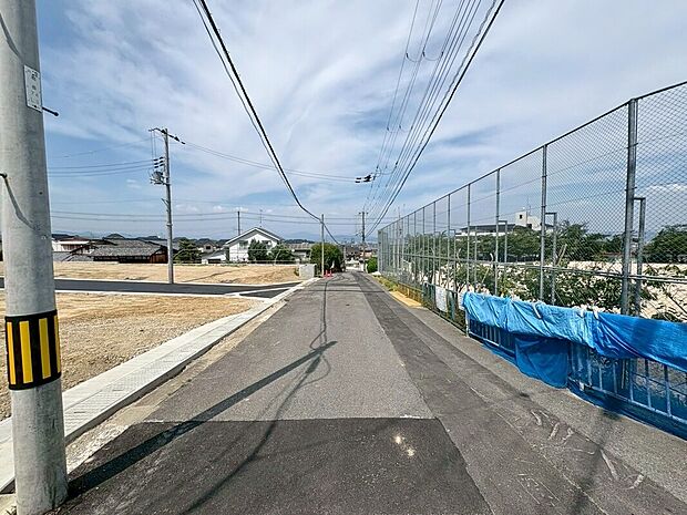 【現地へご案内いたします！】
小学校まで徒歩２分！教育施設が徒歩圏内で子育て世代に嬉しい立地！
自然豊かな美しい街並みで、のびのび子育てできますね♪（2025/6）撮影