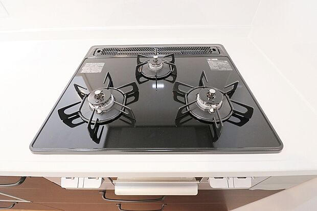 【【3つ口 コンロ】】バーナー間隔が広いので、3つ口同時に使っても鍋振りもできます!グリルの排気口をコンパクトにして、仮置きできるスペースもご用意しております♪