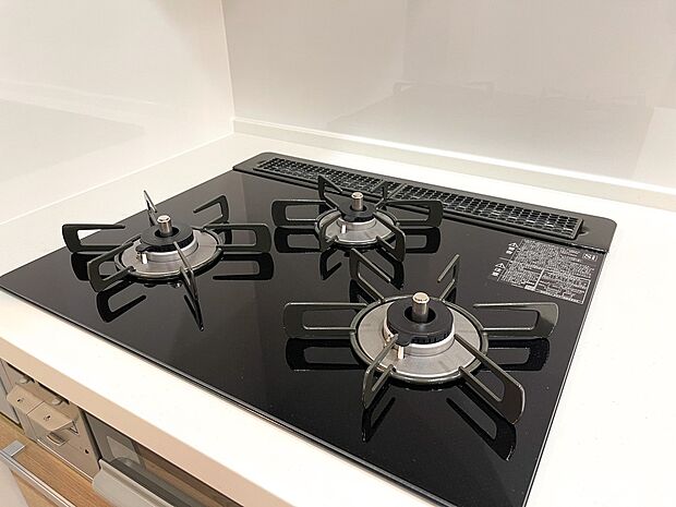 【【3つ口 コンロ】】バーナー間隔が広いので、3つ口同時に使っても鍋振りもできます!グリルの排気口をコンパクトにして、仮置きできるスペースもご用意しております♪