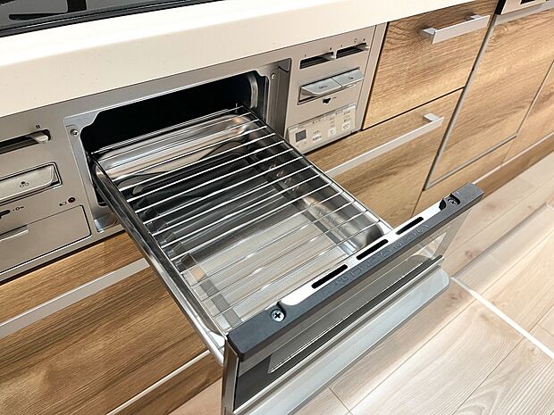 【【グリル】】フライパンで焼くことの多い肉料理を代わりにグリルを使えば、油をひく必要もなく、余分な脂も落として焼けるため、フライパンを使った時よりも多く油脂分をカットできます!