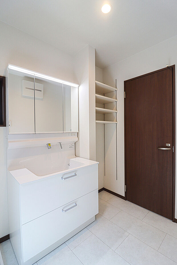 【【洗面化粧台】】ミラーキャビネットになっており、メイク用品や洗顔小物をスッキリ収納できます!来客時にも安心の収納力です。(写真撮影R7.8)