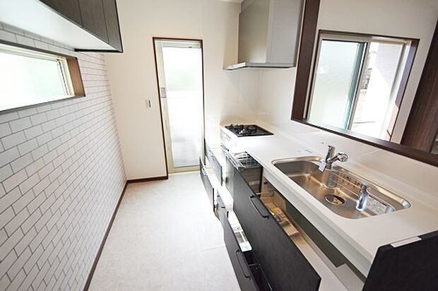 【【キッチン収納】】よく使うものほど取り出しやすいアシストポケットなど収納たっぷりなので調理器具や調味料も出し入れしやすくキッチンに立つ時間がもっと楽しい時間に変わります♪