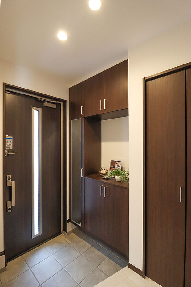 【【施工例/玄関】】シューズボックス付きで散らかりがちな玄関もスッキリ片付きますね♪