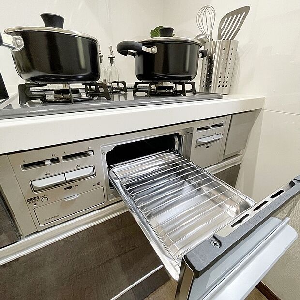 【【グリル】】◆フライパンで焼くことの多い肉料理を代わりにグリルを使えば、油をひく必要もなく、余分な脂も落として焼けるため、フライパンを使った時よりも多く油脂分をカットできます！