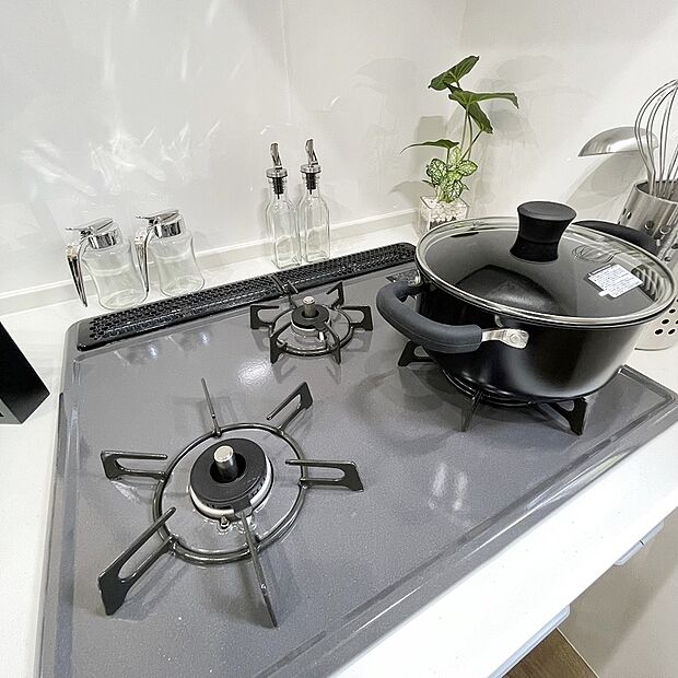 【【３口 コンロ】】◆バーナー間隔が広いので、３口同時に使っても鍋振りもできます！グリルの排気口をコンパクトにして、仮置きできるスペースもご用意しております♪