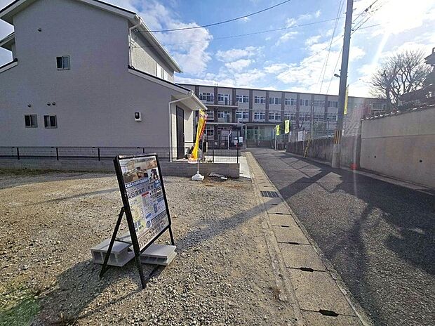 【1号地:現地写真(2026年2月)撮影】お家のすぐそこに小学校や公園があります!