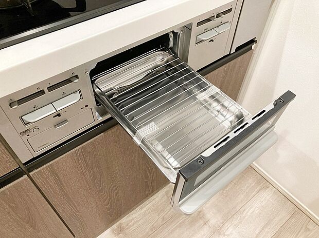 【ドリームタウンシリーズ共通設備】【グリル】
◆フライパンで焼くことの多い肉料理を代わりにグリルを使えば、油をひく必要もなく、余分な脂も落として焼けるため、フライパンを使った時よりも多く油脂分をカットできます!