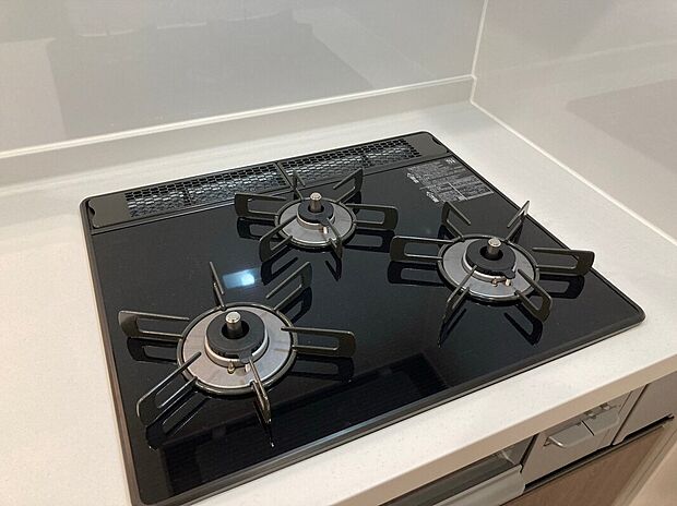 【ドリームタウンシリーズ共通設備】【ホーロートップガスコンロ】
◆バーナー間隔が広く、3口同時に使っても鍋振りできます!グリルの排気口をコンパクトにして、仮置きスペースもあります♪