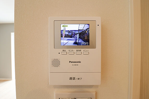 【【TVモニター付インターフォン】】来客者を確認出来るTVモニタ-付インターフォン。
普段の生活時はもちろん、お子様が一人でお留守番する際にも安心ですね!(ドリームタウン仕様例)