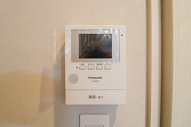 【【ＴＶモニター付インターフォン】】■来客者を確認出来るＴＶモニタ-付インターフォン。
普段の生活時はもちろん、お子様が一人でお留守番する際にも安心ですね！
