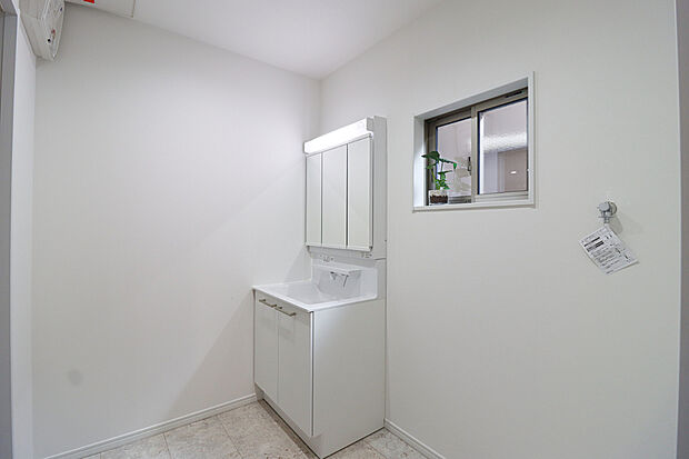 【【弊社施工例・洗面】】ミラーキャビネットになっており、メイク用品や洗顔小物をスッキリ収納できます!