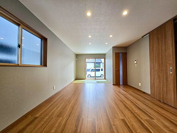 【【リビング】】リビング側からもママの顔が見えるのでお子様も安心の配置です!自然と家族が集まるリビングです!