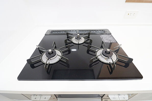 【【ホーロートップガスコンロ】】■バーナー間隔が広いので、3口同時に使っても鍋振りも出来ます!グリル排気口をコンパクトにして、仮置き出来るスペースもご用意しております♪(ドリームタウン仕様例)