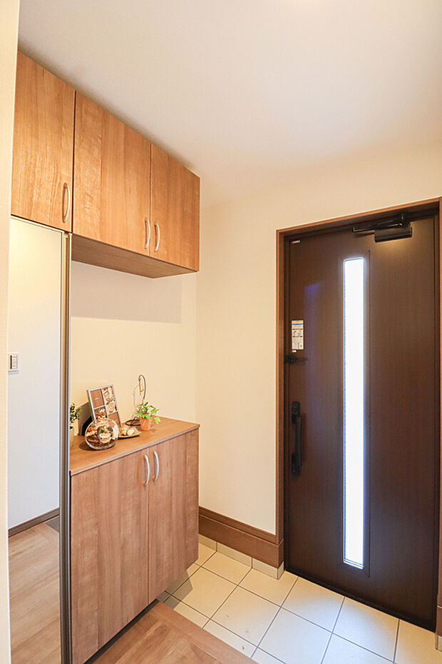 【【ドリームタウン施工例・玄関】】お出かけ前の身だしなみチェックも出来る、姿見付きのシューズボックス付き!