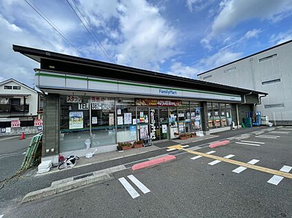 ファミリーマート西京御陵溝浦店 約261ｍ(徒歩４分)