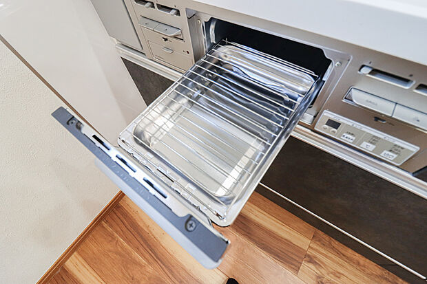 【【グリル】】■フライパンで焼くことの多い肉料理を代わりにグリルを使えば、油をひく必要もなく、余分な脂も落として焼けるため、フライパンを使った時よりも多く油脂分をカットできます!(写真撮影:R6.10)