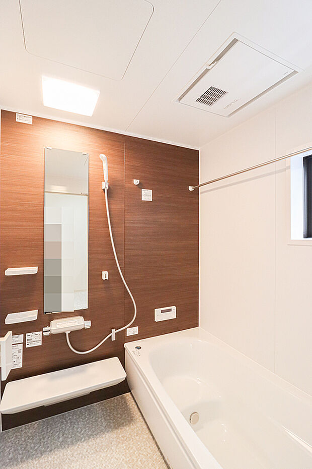 【【浴室】】■1坪タイプの浴室で1日の疲れをリフレッシュ♪窓が付いているので、浴室の換気も◎(写真撮影:R6.10)